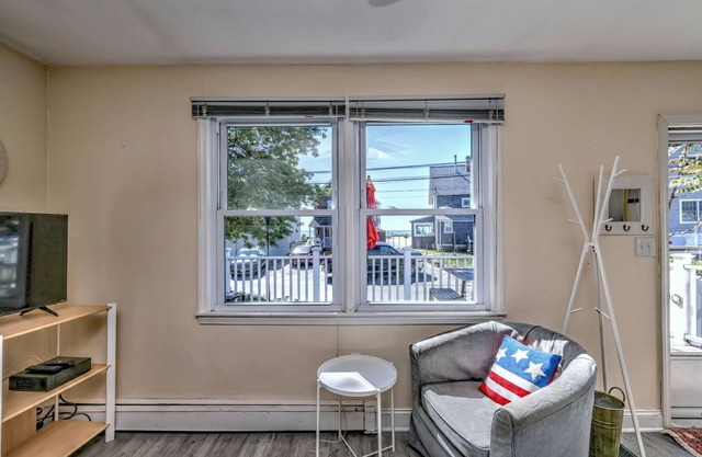 Charming 2-bedroom 50 ft from Fort Trumbull private beach.
