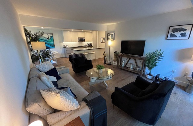 Charming 2-bedroom apartment in serene Menlo Park with WiFi, AC