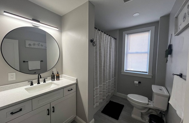 Charming 2-bedroom apartment with WiFi, AC in Providence