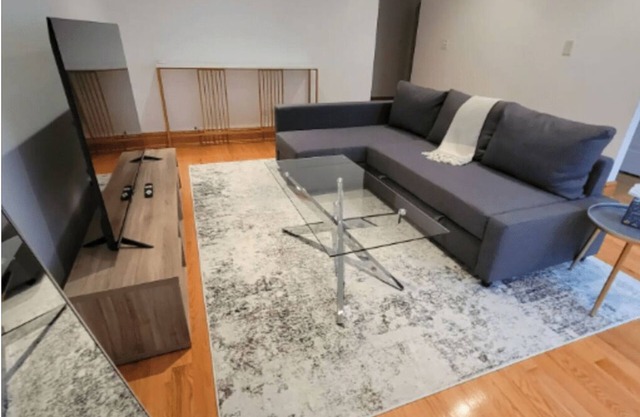 Charming 2-bedroom apartment with AC, WiFi in delightful Oak Park