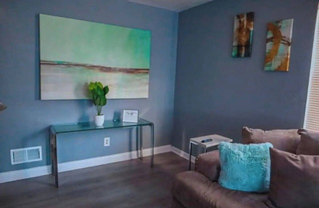 Charming 2-bedroom apartment with WiFi, AC in nice Dayton [Apt 1]