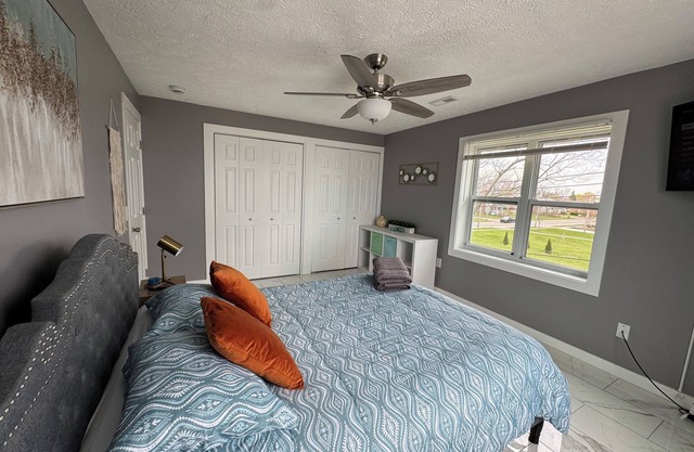 Charming 2-bedroom apartment with WiFi, AC in delightful Lorain