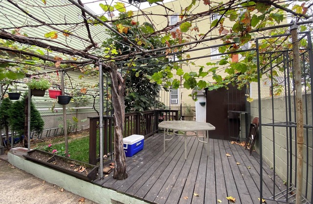 Charming 2-bedroom apartment with WiFi, AC in the Ironbound Section of Newark