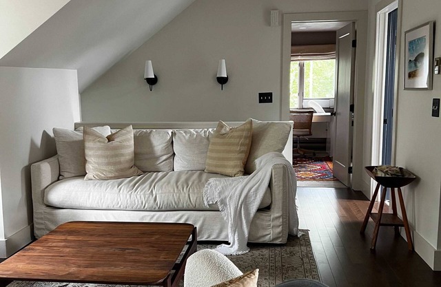 Charming 2-Bedroom Back Cove Retreat