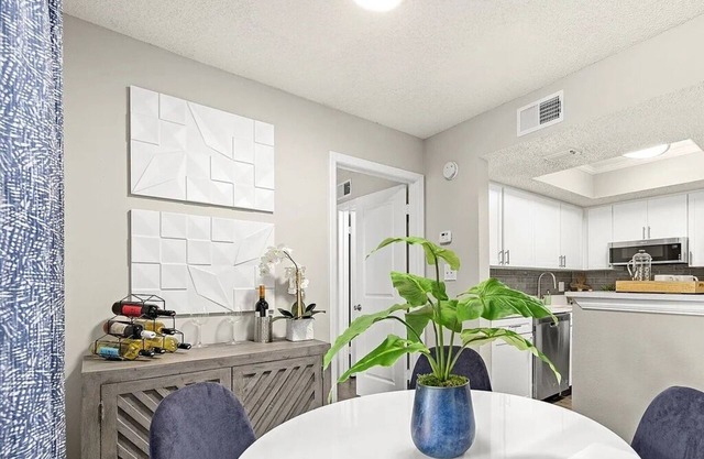 Charming 2-bedroom building with WiFi, fitness room in fantastic Tampa