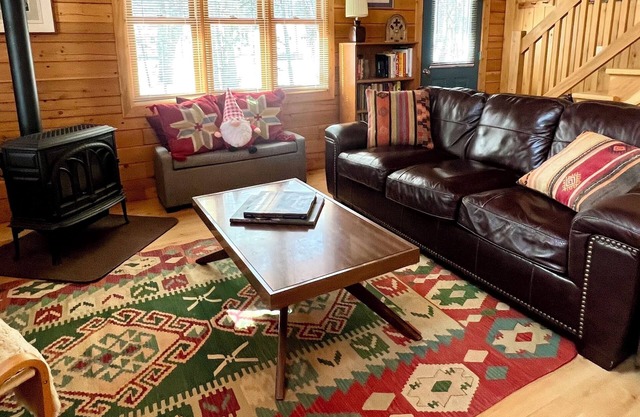 Charming 2-bedroom Cabin with WiFi, AC in amazing Bar Harbor