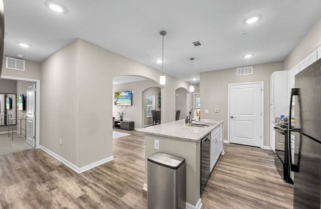Charming 2-bedroom condo with fitness room and AC in Melbourne
