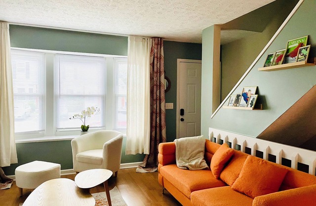 Charming 2-bedroom condo with WiFi and Attached garage in delightful Columbus