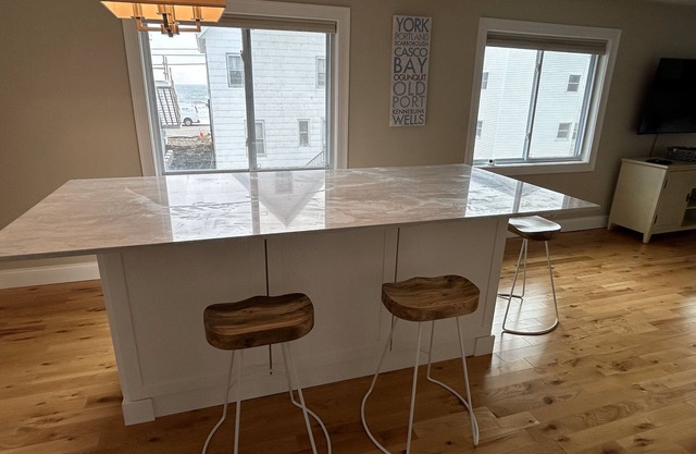 Charming 2-bedroom condo across from Long Sands