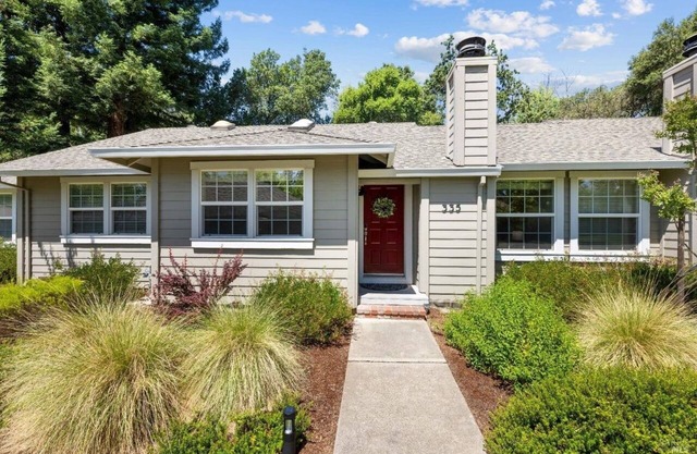 Charming 2-bedroom cottage in gated community with AC, pool, enclosed patio WiFi