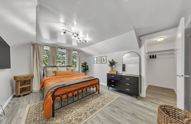 Charming 2-bedroom duplex apt with WiFi, AC in peaceful Oak Park Sacramento