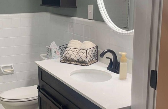 Charming 2-bedroom farmhouse in delightful Auburn with AC, WiFi