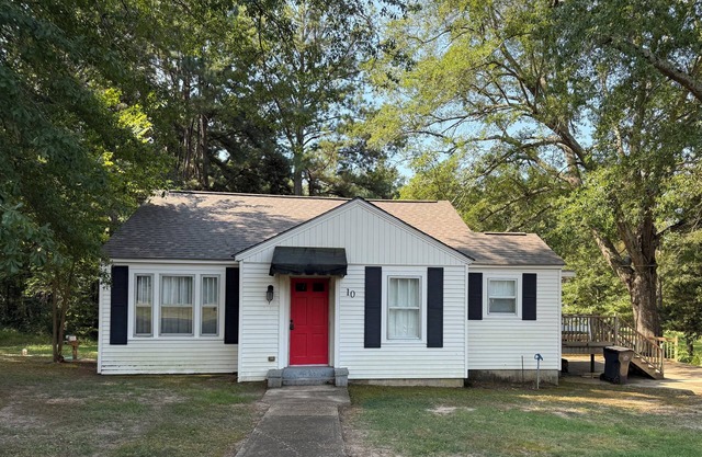 Charming 2-bedroom house 8 miles from Oxford and Ole Miss!! Crib and high chair