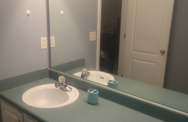 Charming 2-bedroom house with deck, WiFi, AC in Ellenwood