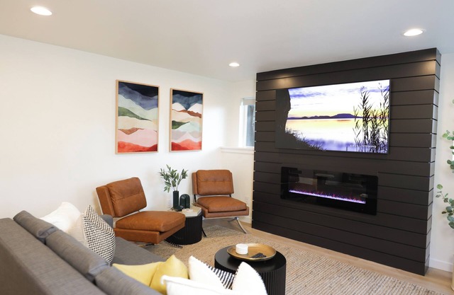 Charming 2-bedroom House with Fire Place In lovely Vancouver Downtown