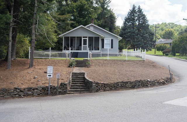 Charming 2-bedroom home in tranquil Tryon. Walking distance to town