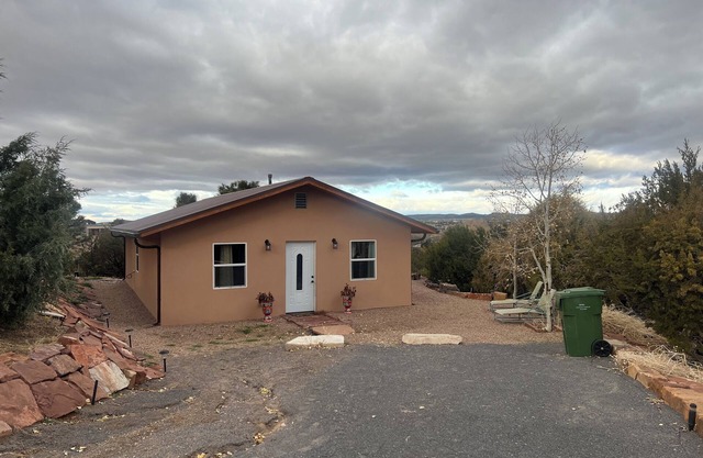 Charming 2-bedroom house in delightful Santa Fe with AC, WiFi