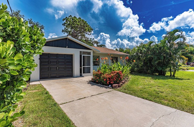 Charming 2-bedroom house in welcoming Sarasota with AC