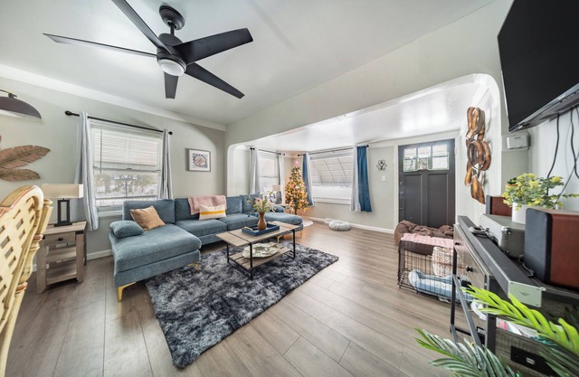 Charming 2-bedroom house in Woodmere with AC