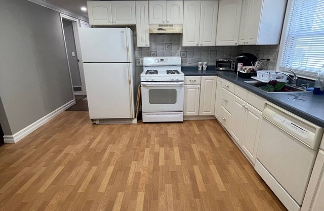 Charming 2-bedroom house with WiFi and AC in tranquil Elmont