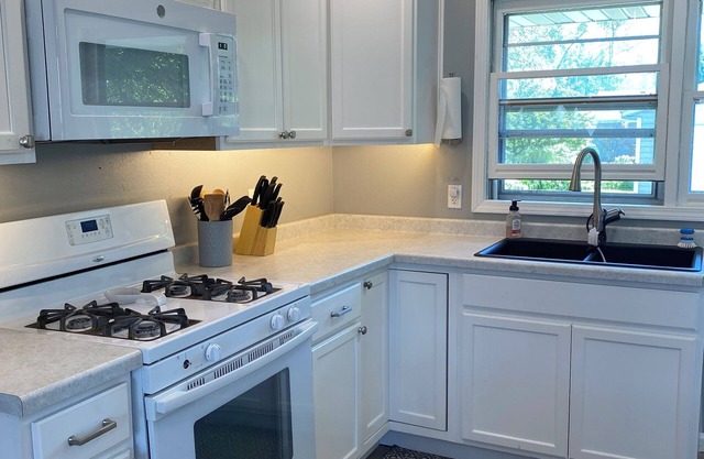 Charming 2-bedroom house in delightful Neenah with WiFi, AC, & spacious backyard