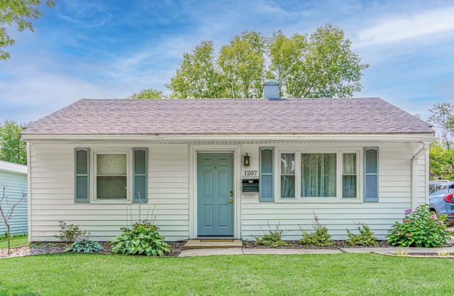 Charming 2-bedroom house with WiFi, AC in lovely Urbana