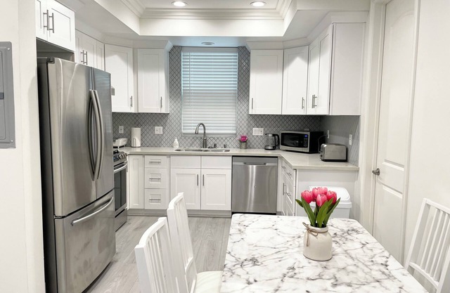 Charming 2-bedroom townhome in brilliant Pasadena with WiFi, AC