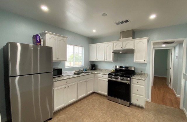 Charming 2-bedroom house with AC and WiFi in delightful Bakersfield.