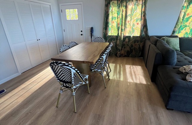 Charming 2-bedroom house in Captain Cook with WiFi and AC