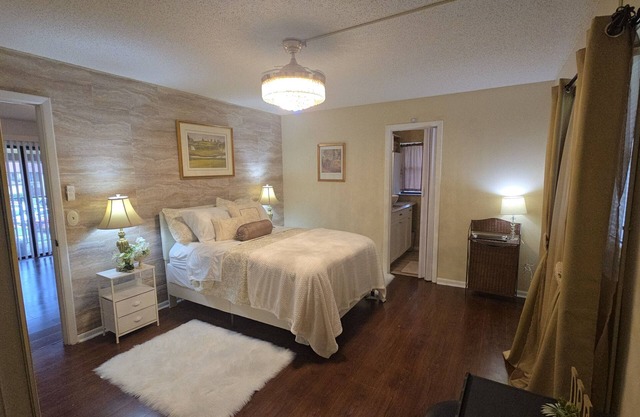 Charming 2-bedroom condo - 5 min from beach, with WiFi, AC, and Inside Laundry