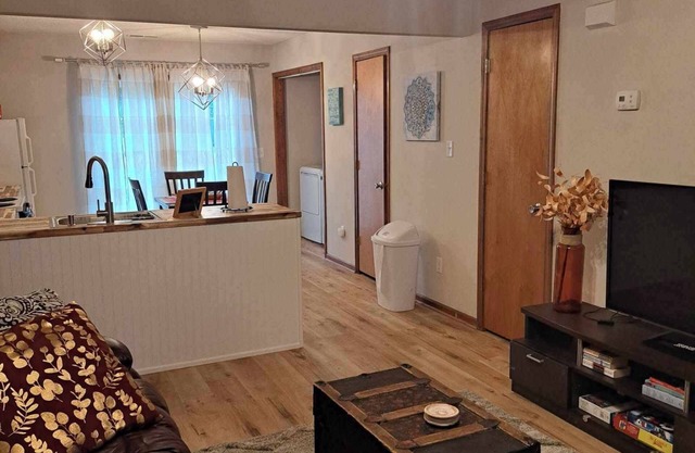 Charming 2-bedroom townhome near base and beaches. Shopping and restaurants