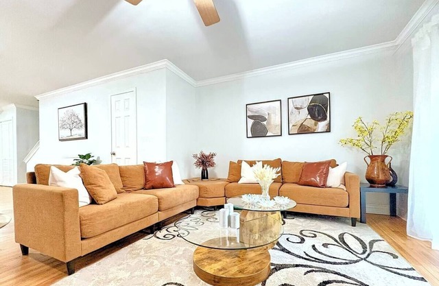 Charming 2-bedroom townhome in lovely Jacksonville with AC, WiFi