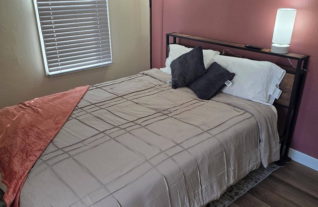 Charming 2+ bedroom house in walking distance from Sanford, Augi, & U of S.F.