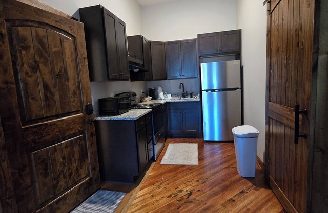 Charming 2-bedroom apartment in lovely Walnut Cove with AC, WiFi