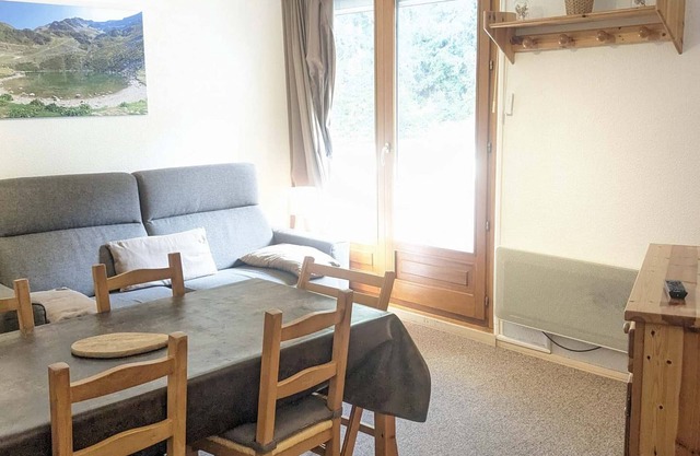 Encantador apartamento de 2 habitaciones a pie de pistas con balcón y guardaesquís