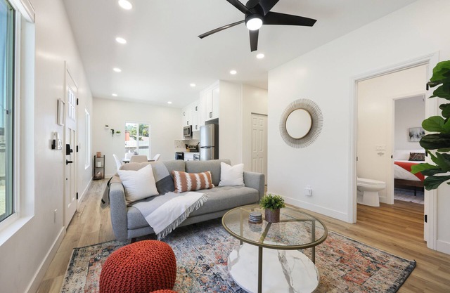 Charming 2bd/2ba bungalow in brilliant San Marcos w/ WiFi, AC, Private Driveway