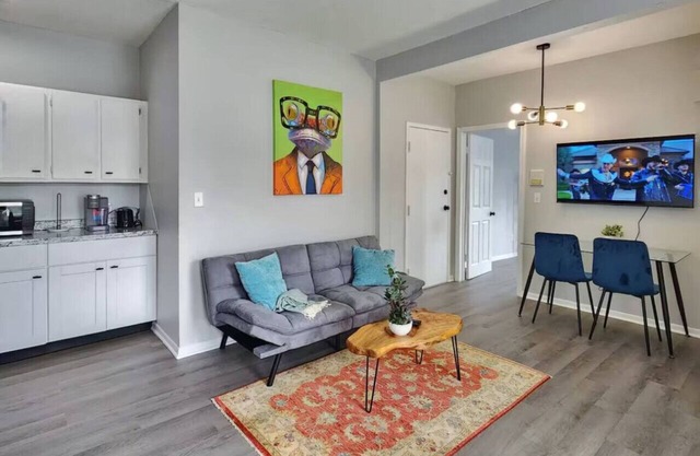 Charming 2BR Apartment Near Downtown Springfield