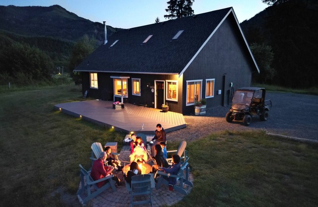 Charming Farmhouse Amazing View of Mt. Rainier - Family Friendly + Game Barn