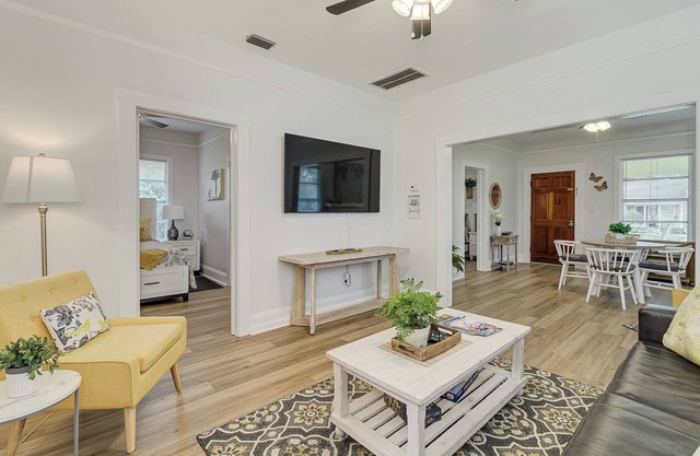 Charming 2BR Historic Bungalow in Downtown ~ Walk to FSC ~ Dogs Welcome