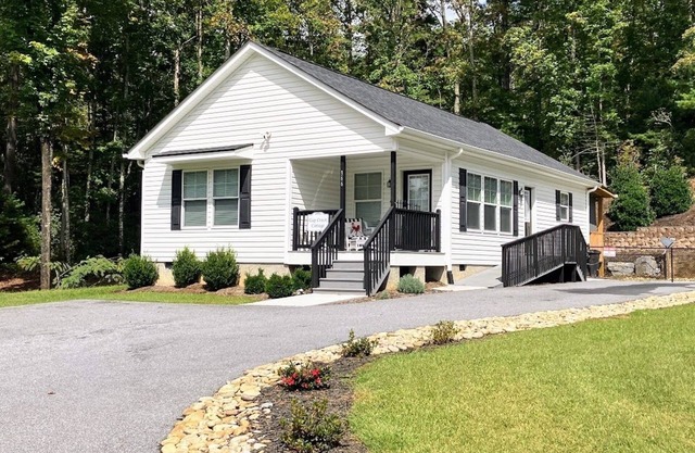 Charming 2BR Retreat with Full Kitchen, Wifi and Gas Grill for Outdoor Dinning