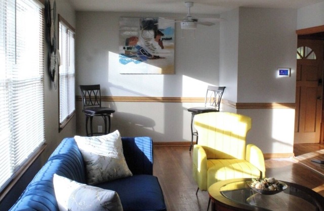 Charming 3-bdr home with WiFi, AC & Smart TV’s in quiet, safe area in Decatur.