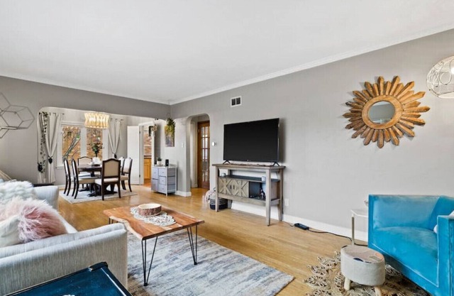 Charming 3 bed, 1.5 bath, fenced yard & parking!