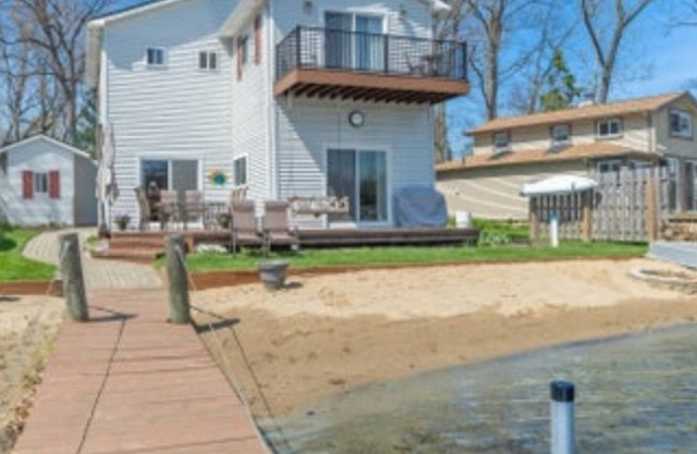 Charming 3-bed 2 bath,Lakehouse off GrassLake in White Lake. Corporate Rental!