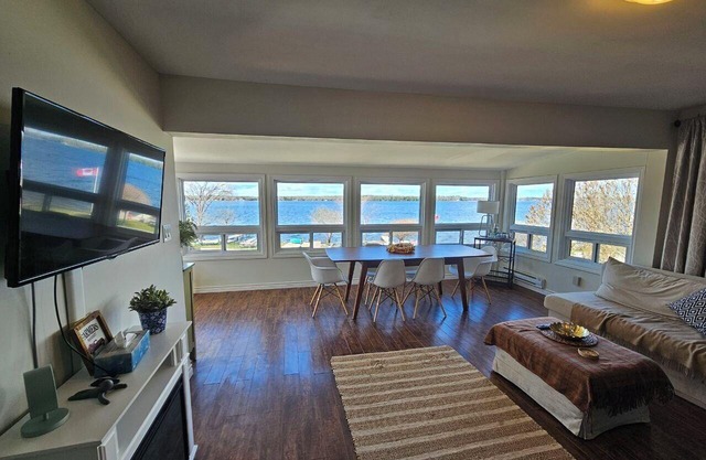 Charming 3-bedroom cottage with WiFi and AC in lovely Kawartha Lakes