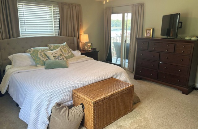 Charming 3-bedroom condo in phenomenal Alexander City. Great View of Lake Martin