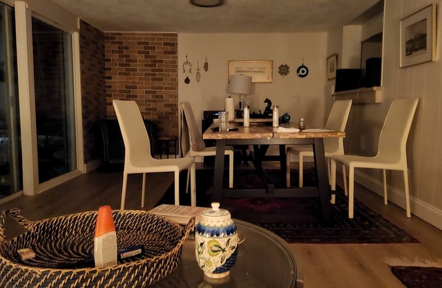 Charming 3-bedroom house in phenomenal St. Petersburg with AC, WiFi and Pool.