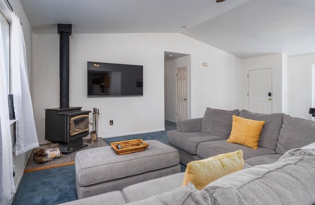 Charming 3-bedroom cabin near Yosemite w/ WiFi and Pool Table