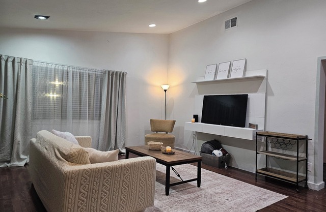 Charming 3-bedroom cottage with hot springs mineral water pool in Wine Country