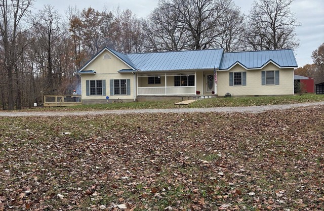 Charming 3-bedroom farmhouse with WiFi, Heat AC in wonderful Stonefort Illinois.
