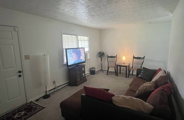 Charming 3-bedroom house with AC and WiFi in Pleasant Hope Mills.